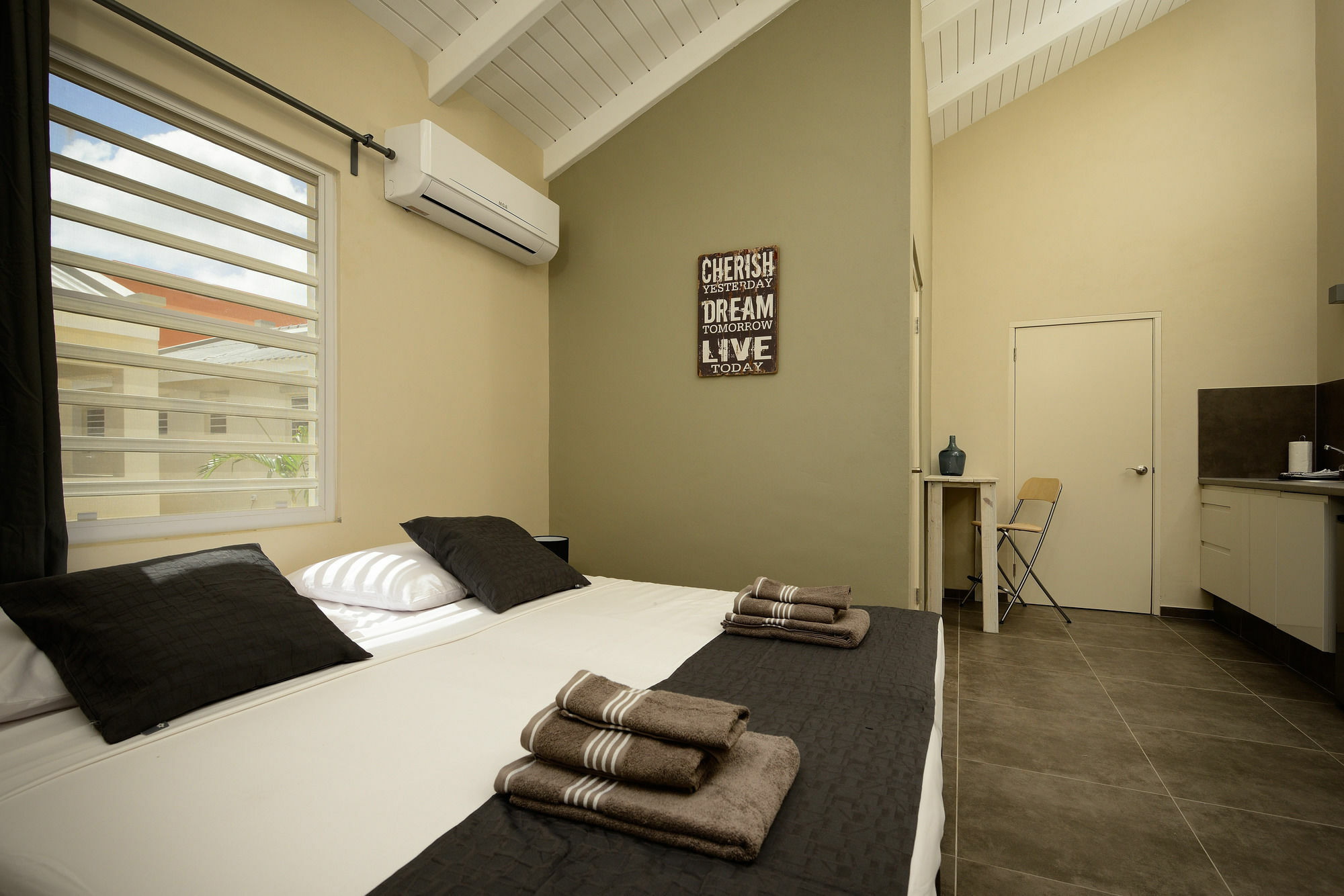 All Seasons Apartments Кралендижк Екстериор снимка