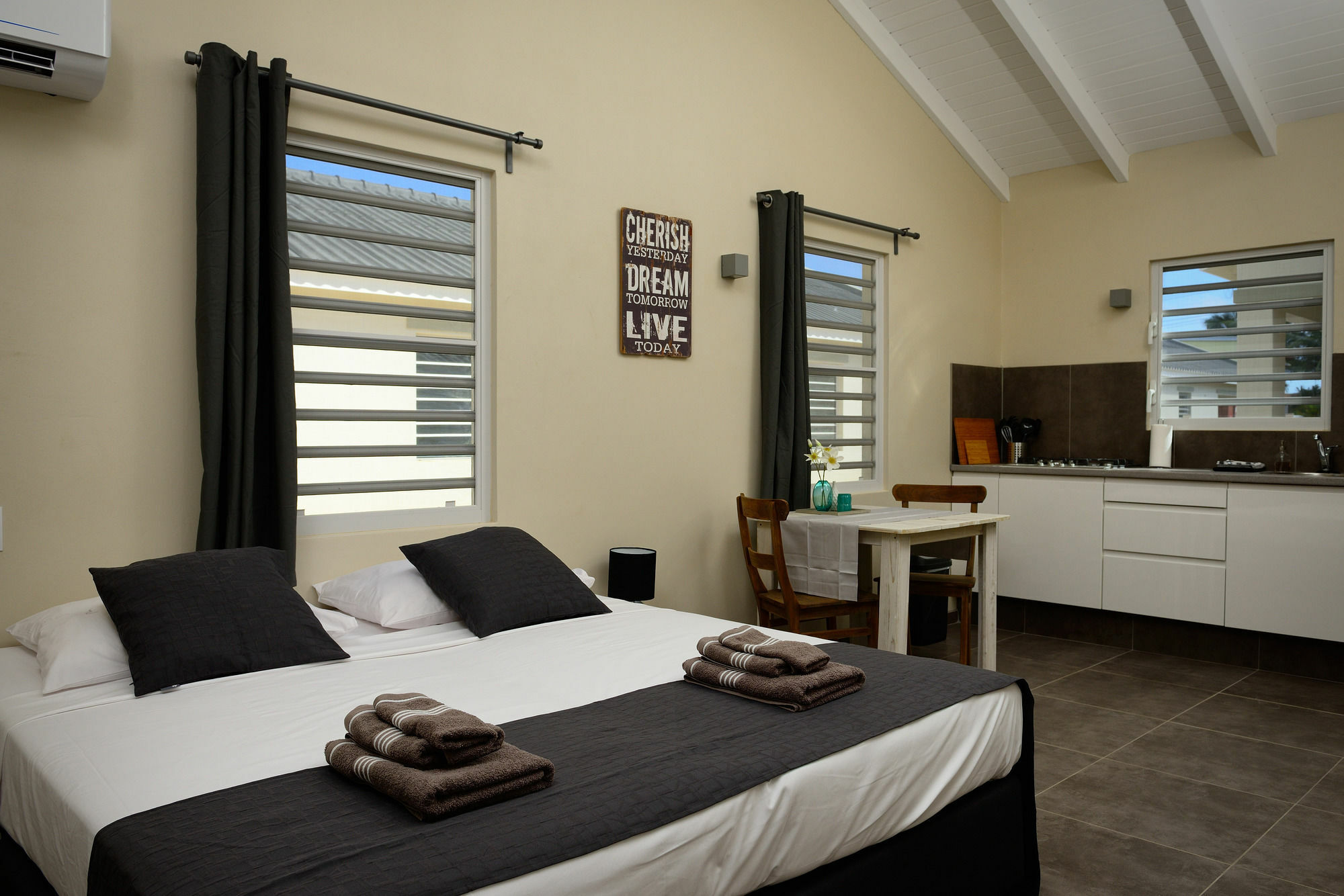 All Seasons Apartments Кралендижк Екстериор снимка